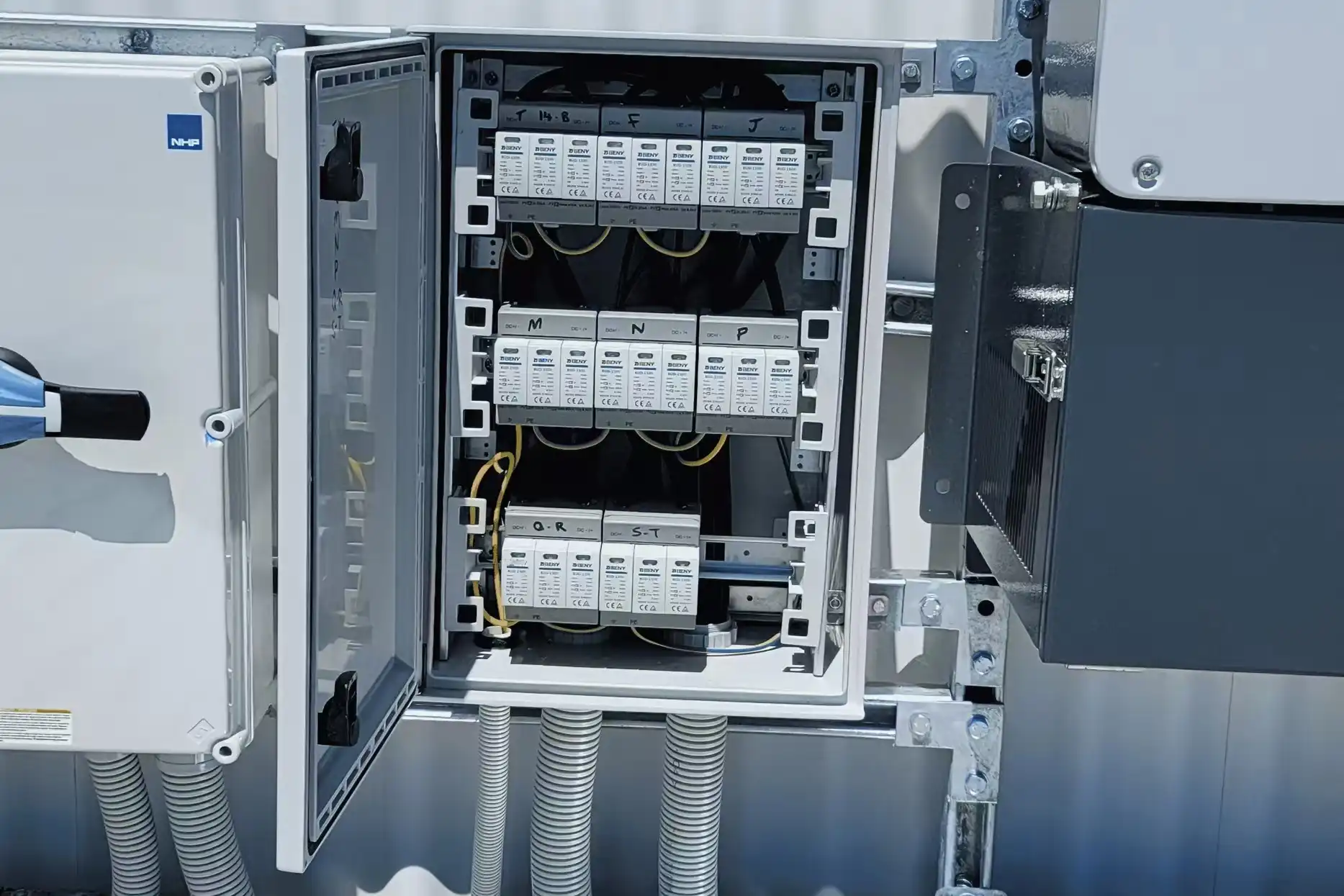 Low voltage distribution equipment